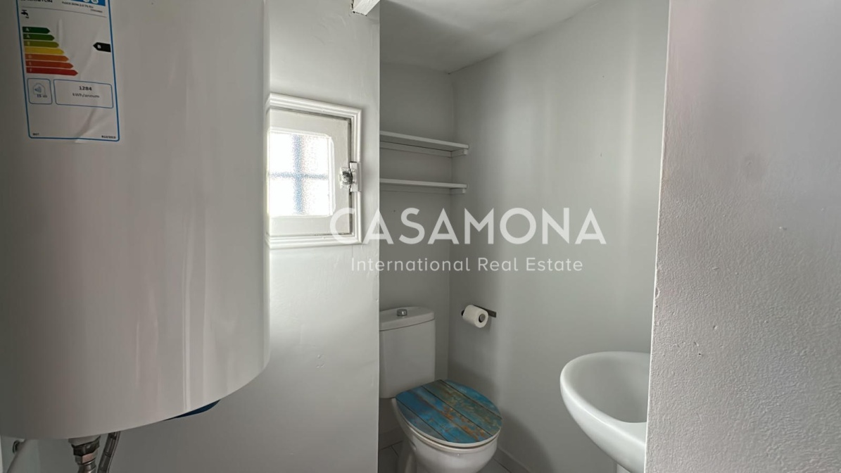 Elegant 1-Bedroom Penthouse with Elevator & Community Terrace in the Heart of The Gothic Quarter 