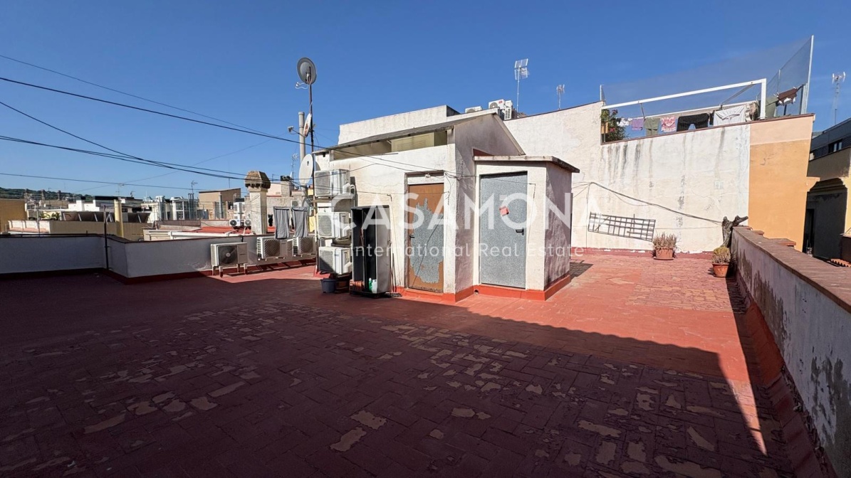 Elegant 1-Bedroom Penthouse with Elevator & Community Terrace in the Heart of The Gothic Quarter 