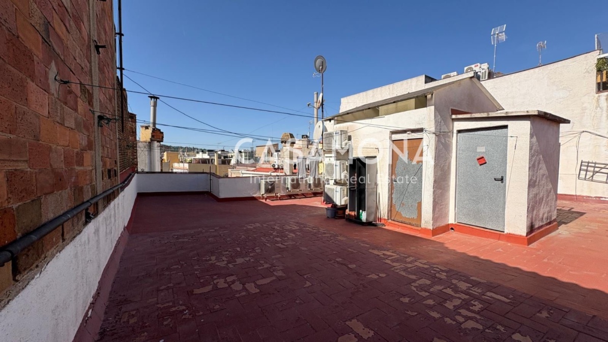 Elegant 1-Bedroom Penthouse with Elevator & Community Terrace in the Heart of The Gothic Quarter 